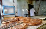 ایرانی ها کارت های بانکی خود را برای خرید نان به مهاجران افغانستان اجاره میدهند
